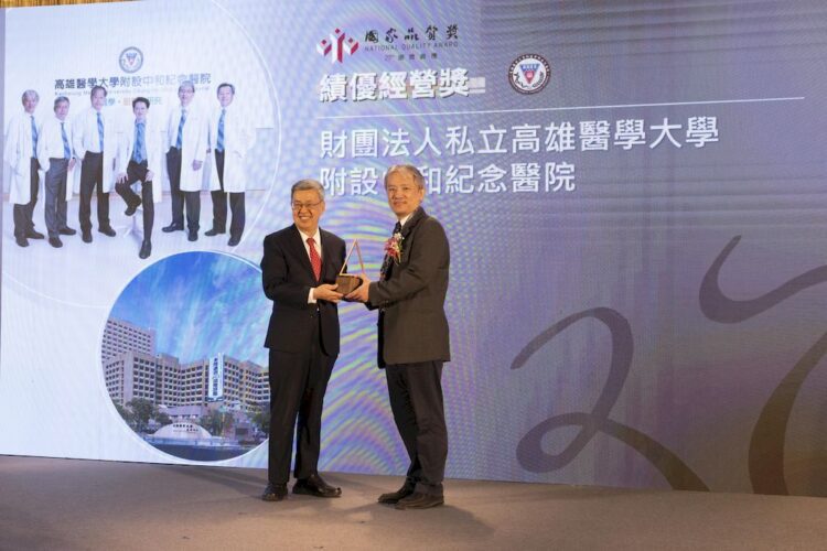 高醫榮獲行政院國家品質獎「績優經營獎」 為高屏區首家獲獎的醫學中心 高醫榮獲行政院國家品質獎「績優經營獎」-為高屏區首家獲獎的醫學中心