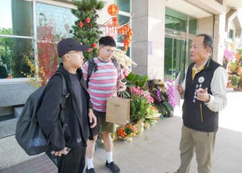 屏東縣軍人服務站袁光武專員歡送陸軍2227常備兵入營宣導