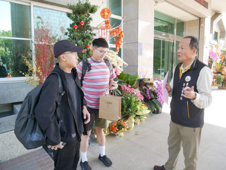 屏東縣軍人服務站袁光武專員歡送陸軍2227常備兵入營宣導