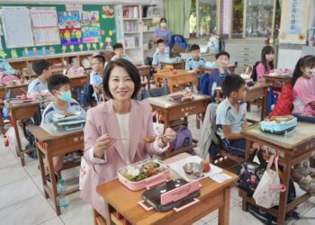 屏東縣112學年度第2學期友善校園週-周縣長與學童一同享用冠軍營養午餐