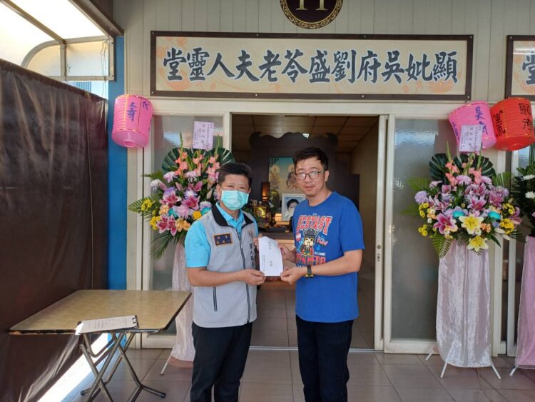 高雄市軍人服務站長吳俊一慰問關懷吳中士喪母之痛