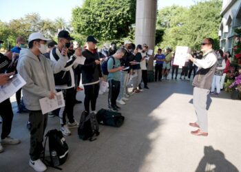 屏東縣軍人服務站袁光武專員歡送陸軍193軍訓役入營宣導