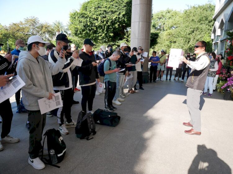 屏東縣軍人服務站袁光武專員歡送陸軍193軍訓役入營宣導 屏東縣軍人服務站袁光武專員歡送陸軍193軍訓役入營宣導