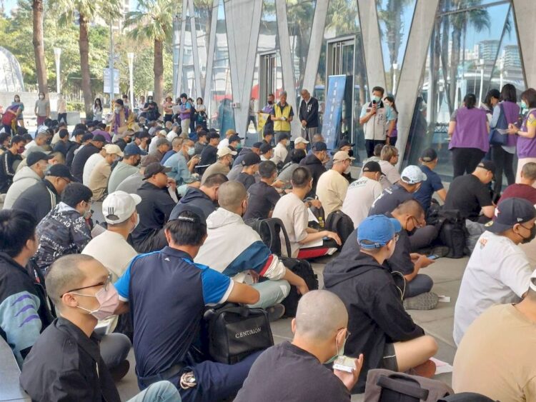 高雄市軍人服務站站長吳俊一 歡送陸軍第193梯次常備兵入營宣導 高雄市軍人服務站站長吳俊一-歡送陸軍第193梯次常備兵入營宣導