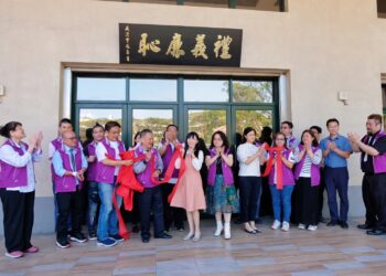 品德力young校園！小港高中獲贈「禮義廉恥」牌匾