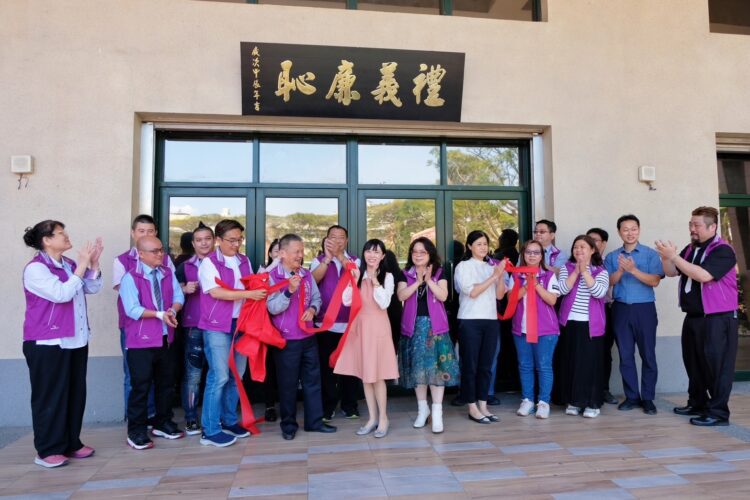 品德力young校園!小港高中獲贈「禮義廉恥」牌匾 品德力young校園!小港高中獲贈「禮義廉恥」牌匾