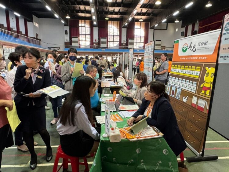 歡慶元宵 高雄開春首場大型徵才活動吸引1,152人次投遞履歷 歡慶元宵-高雄開春首場大型徵才活動吸引1,152人次投遞履歷