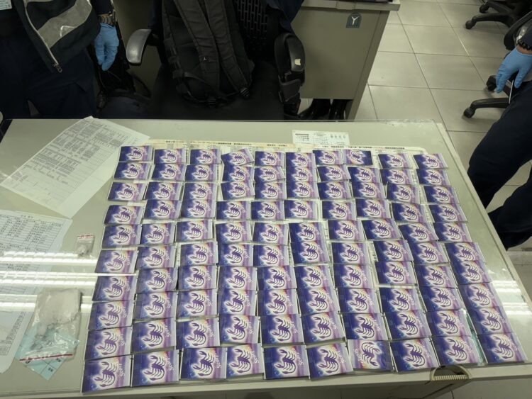 紅線違停露餡 警查獲毒咖啡百包送辦 紅線違停露餡-警查獲毒咖啡百包送辦