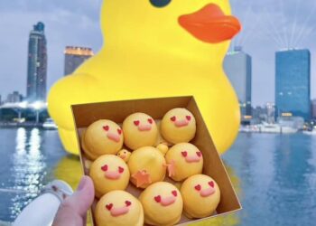 「鴨」軸演出圓滿成功-愛河灣湧入歡送小鴨人潮-　萌鴨商機增加消費