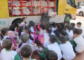 中市行動書車開學趣-故事志工伴讀校園飄書香