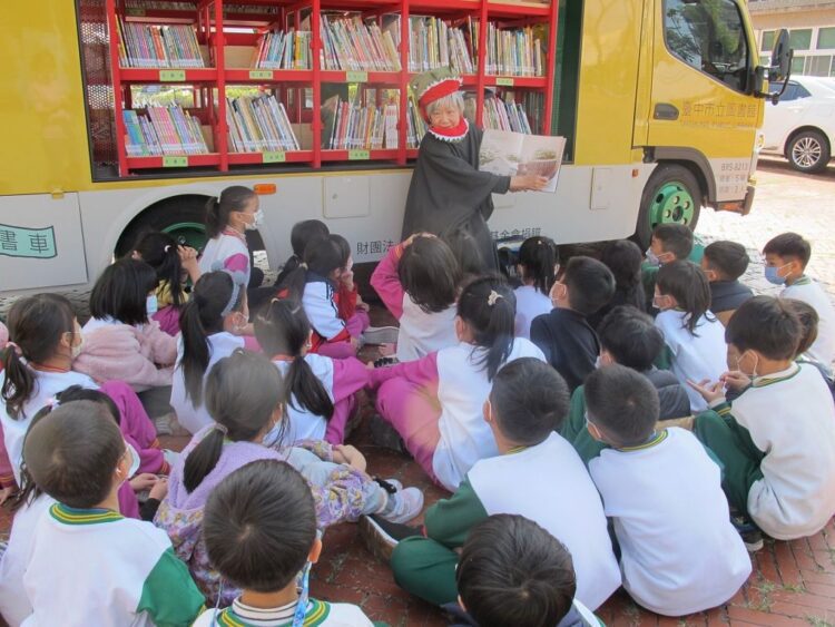中市行動書車開學趣 故事志工伴讀校園飄書香 中市行動書車開學趣-故事志工伴讀校園飄書香