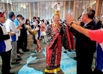 正修校友會42屆新春團拜喜洋洋-龔校長海龍王-蘇會長海王子裝扮驚艷