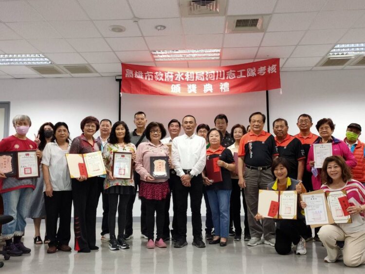 無私奉獻巡守河川 水利局頒獎表揚志工 無私奉獻巡守河川-水利局頒獎表揚志工