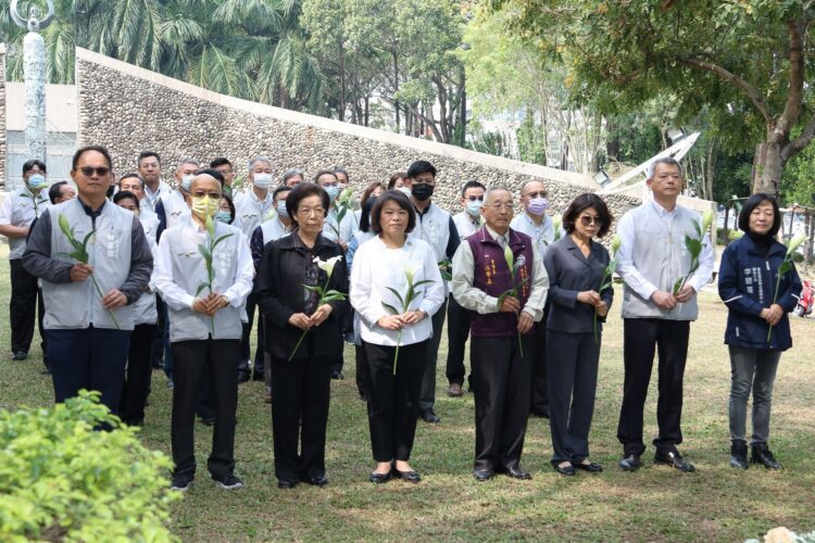 嘉義市二二八事件77週年追思紀念會-黃敏惠市長獻花致上崇敬追思