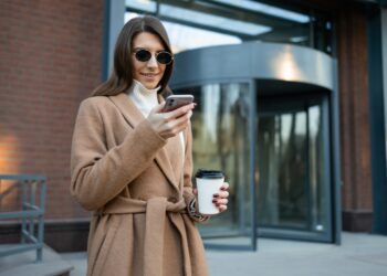 學妮可基嫚穿駝色大衣-慵懶冬日風格「morning-slow」正流行