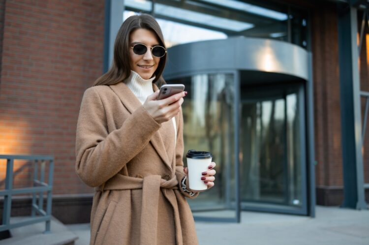 學妮可基嫚穿駝色大衣-慵懶冬日風格「morning-slow」正流行