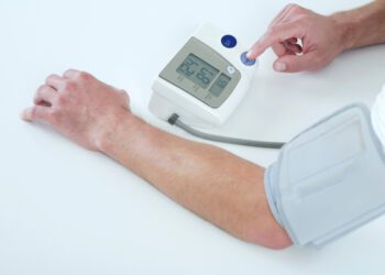 泡泡尿要小心？！年輕壯男高血壓未控制，檢查結果竟是腎臟病末期！