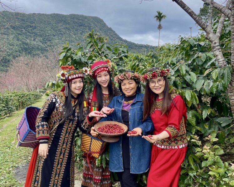 人氣主播攜手台灣文創交流協會  讓世界看見台東之光「山頂角咖啡」