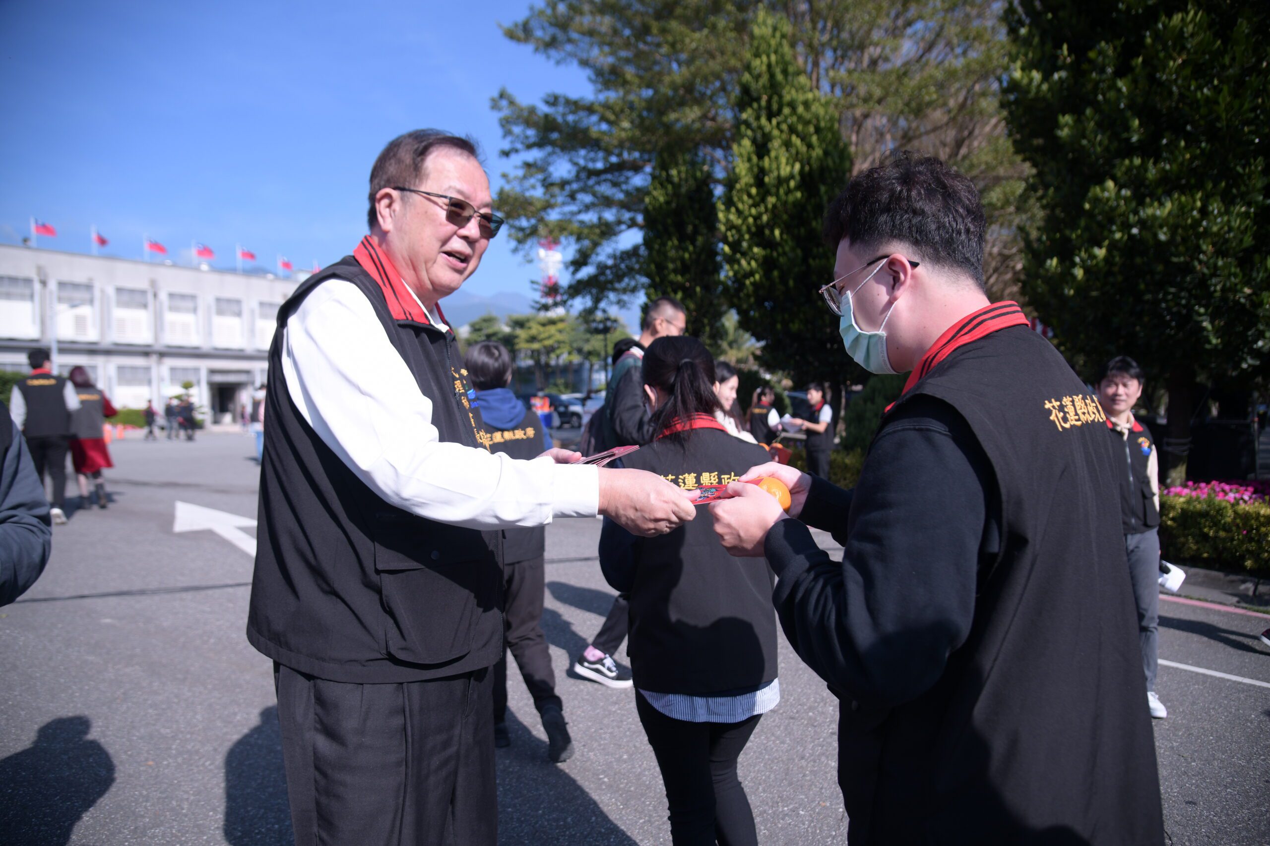 花蓮縣政府新春團拜 徐榛蔚與同仁舞龍迎新春