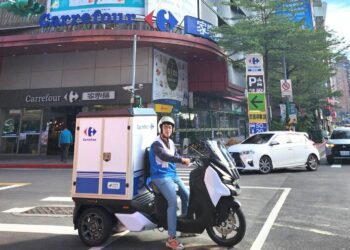 打造零碳外送  家樂福雙北三家門市啟用電動三輪車  