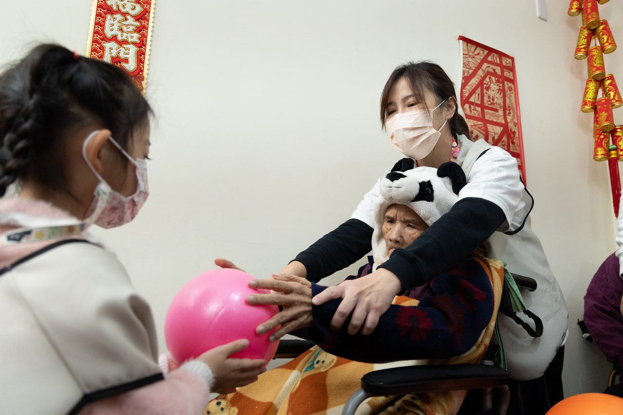「大亮建築」關懷長者揚琴演奏老歌合唱不間斷