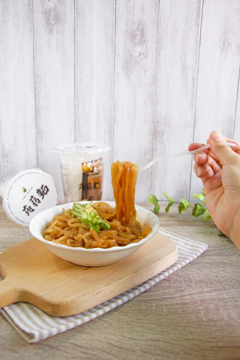 搶攻年後享瘦商機！上班族新寵兒　「3秒上桌」低卡蒟蒻拌麵