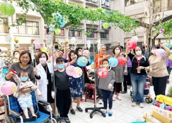 臺北醫院慶元宵．手作蝶古巴特拼貼燈籠樂開懷