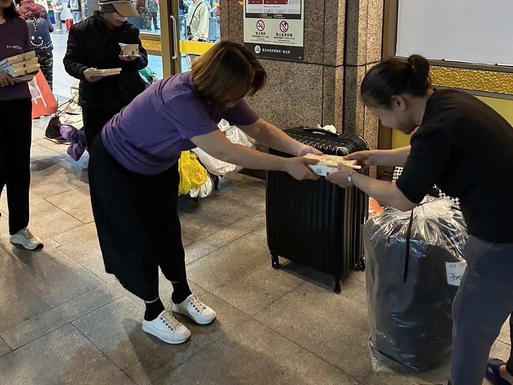 王子娘文教集團年後持續送暖　再赴台北車站為遊民發放便當