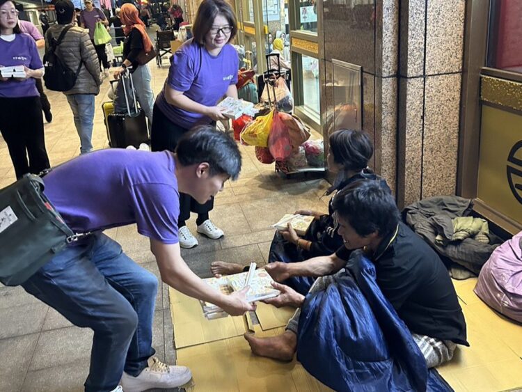 王子娘文教集團年後持續送暖 再赴台北車站為遊民發放便當 王子娘文教集團年後持續送暖 再赴台北車站為遊民發放便當