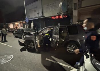 左營警深夜落實執勤 毒蟲拒檢逃逸自撞路邊狼狽落網