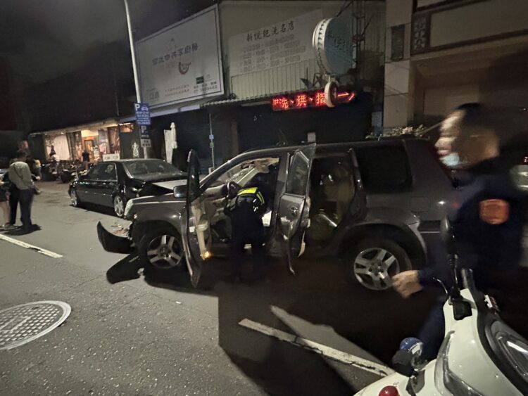 左營警深夜落實執勤 毒蟲拒檢逃逸自撞路邊狼狽落網 左營警深夜落實執勤 毒蟲拒檢逃逸自撞路邊狼狽落網