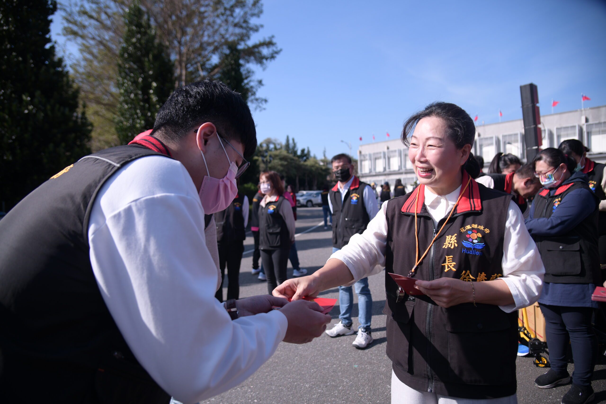 花蓮縣政府新春團拜 徐榛蔚與同仁舞龍迎新春
