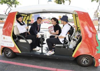 開箱台灣首輛「燈會自駕車」 黃偉哲：歡迎民眾賞燈試乘