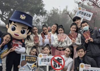 陽明山櫻花祭！北市少年隊行運籤詩反詐騙