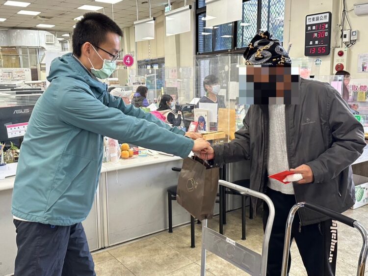 竹東鎮公所關懷低收入戶發放物資及慰問金 310戶受惠 竹東鎮公所關懷低收入戶發放物資及慰問金 310戶受惠