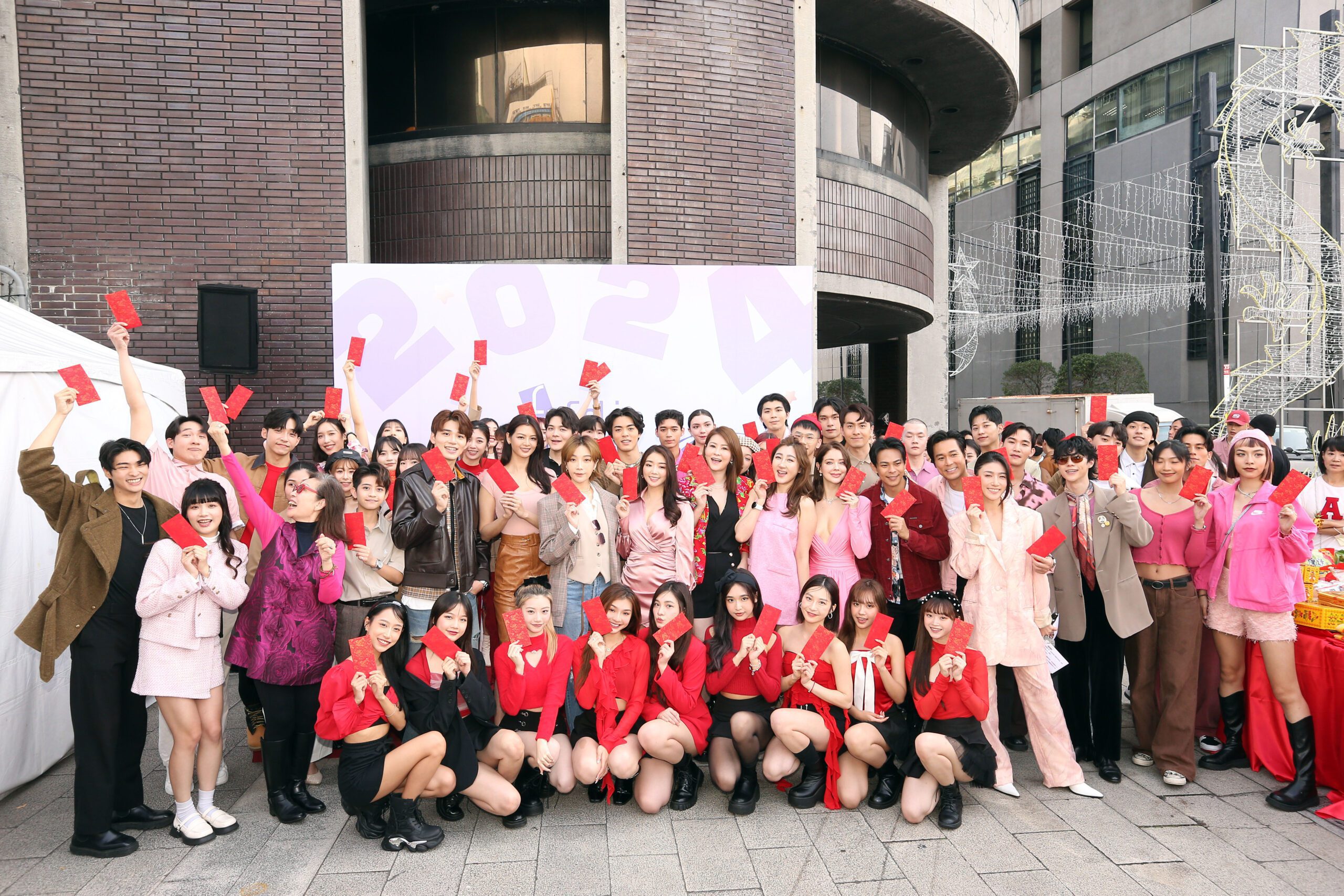 王品澔過年親戚排隊合照　演唱燈會主題曲阿公樂炫耀