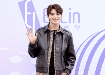 王品澔過年親戚排隊合照　演唱燈會主題曲阿公樂炫耀