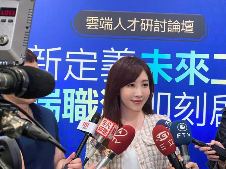 女主播過年被爸媽逼凍卵　只養毛孩遭親戚轟：不孝順！