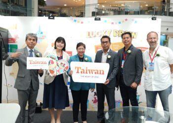 交通部觀光署駐曼谷辦事處參與菲律賓WTF旅展 介紹夜市遊戲與民眾互動 向菲國旅客宣傳臺灣花季及主題樂園