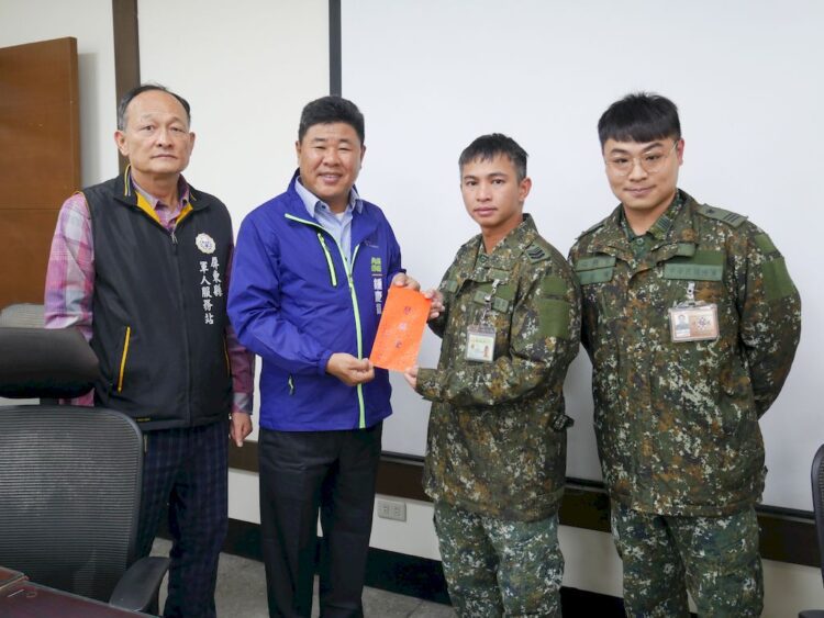 屏東縣內埔鄉長鍾慶鎮慰問陸軍王士官長父親患病之苦