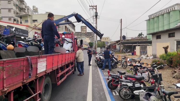 高雄市路竹火車站周邊強力執法 維護行人路權 高雄市路竹火車站周邊強力執法-維護行人路權