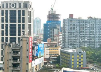 台股衝萬九！屋主不賣了　喊社區天價「被砍15％」不爽只賺250萬：賺飽400萬才出