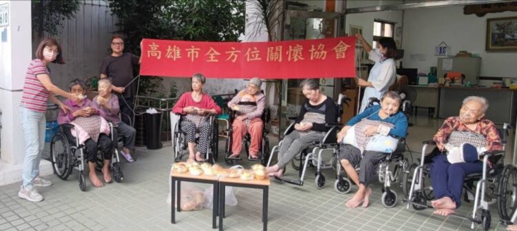 全方位關懷協會-中華民國媒體記者協會「愛心麵包列車溫暖人心」