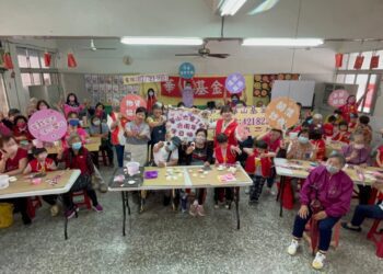 華山大寮二站感恩茶會-幼童驚喜獻花慶婦女節