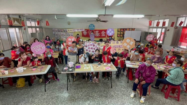 華山大寮二站感恩茶會 幼童驚喜獻花慶婦女節 華山大寮二站感恩茶會-幼童驚喜獻花慶婦女節