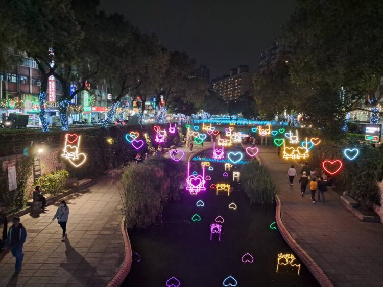 光雕閃耀新莊中港大排-愛情運河長廊邀情侶漫步闖關