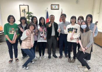 慶祝國際婦女節-湖內警分局長致贈玫瑰感謝女警付出