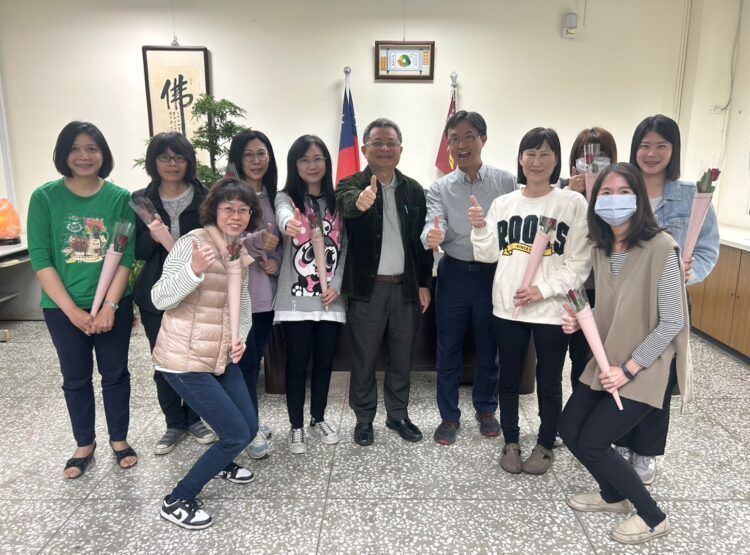 慶祝國際婦女節-湖內警分局長致贈玫瑰感謝女警付出