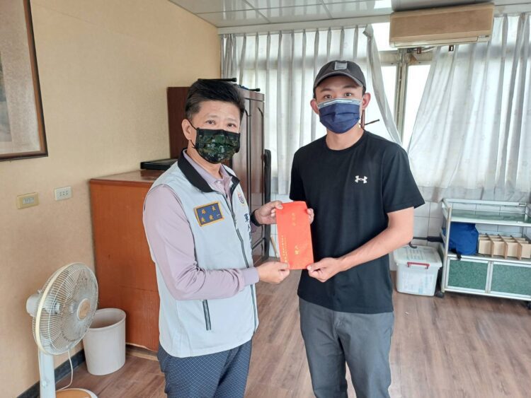 《溫馨關懷》高雄市軍人服務站站長吳俊一慰問梁姓士兵