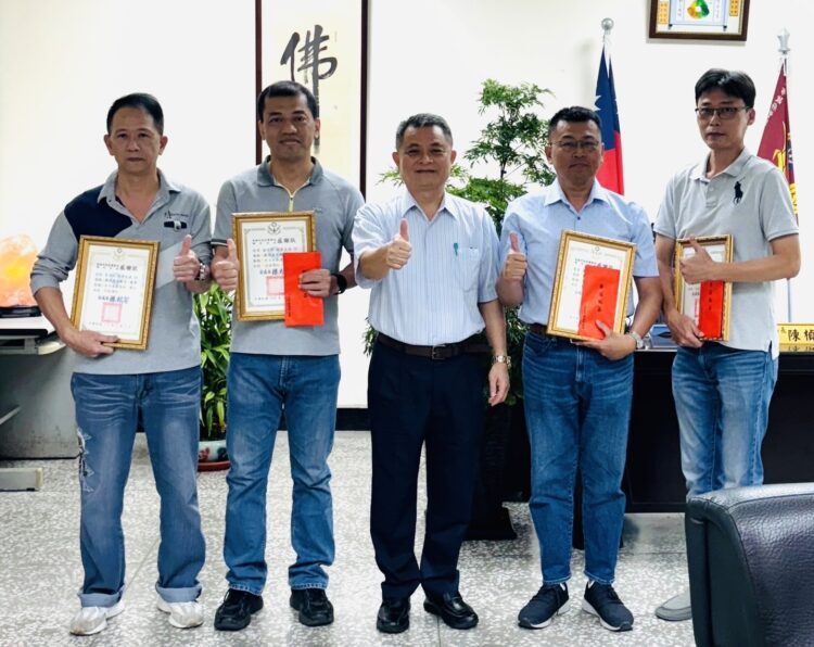 湖內警分局四勇警榮退 分局長贈禮致謝祝賀 湖內警分局四勇警榮退-分局長贈禮致謝祝賀